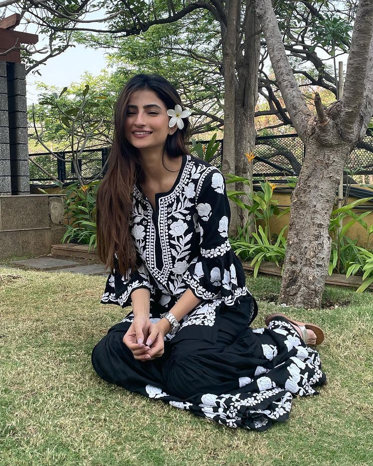 Palak Tiwari looks pretty in the black and white kurta pajama set. 