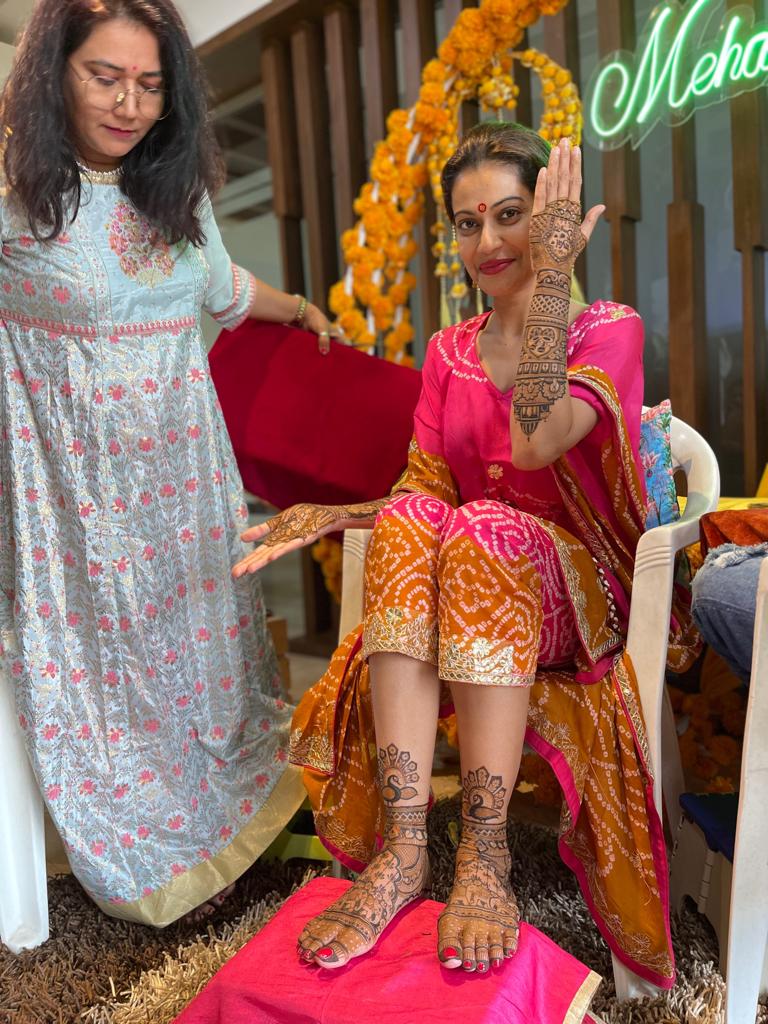 Payal Rohatgi Flaunts Her Heena Laden Hands In Mehendi Ceremony Pics 