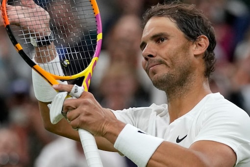 Rafael Nadal ของสเปนฉลองการเอาชนะ Lorenzo Sonego ของอิตาลีในระหว่างการแข่งขันชายเดี่ยวรอบที่สามในวันที่หกของการแข่งขันเทนนิส Wimbledon ในลอนดอนวันเสาร์ที่ 2 กรกฎาคม 2022 (AP Photo/Alastair Grant)