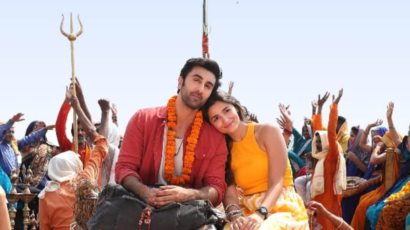 Ranbir Kapoor Gatecrashes Alia Bhatt's Kesariya Live and Praises 'Biwi