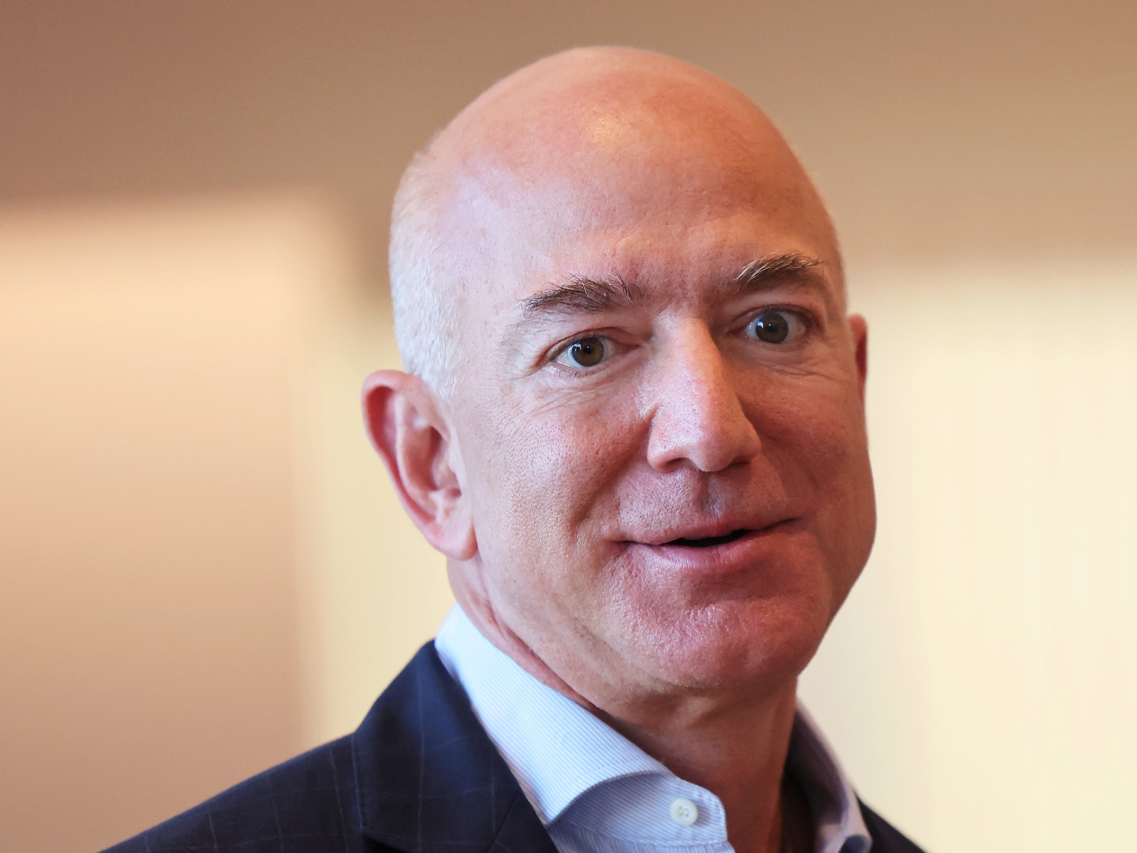 Report: Bezos to sell Washington Post to buy Commanders