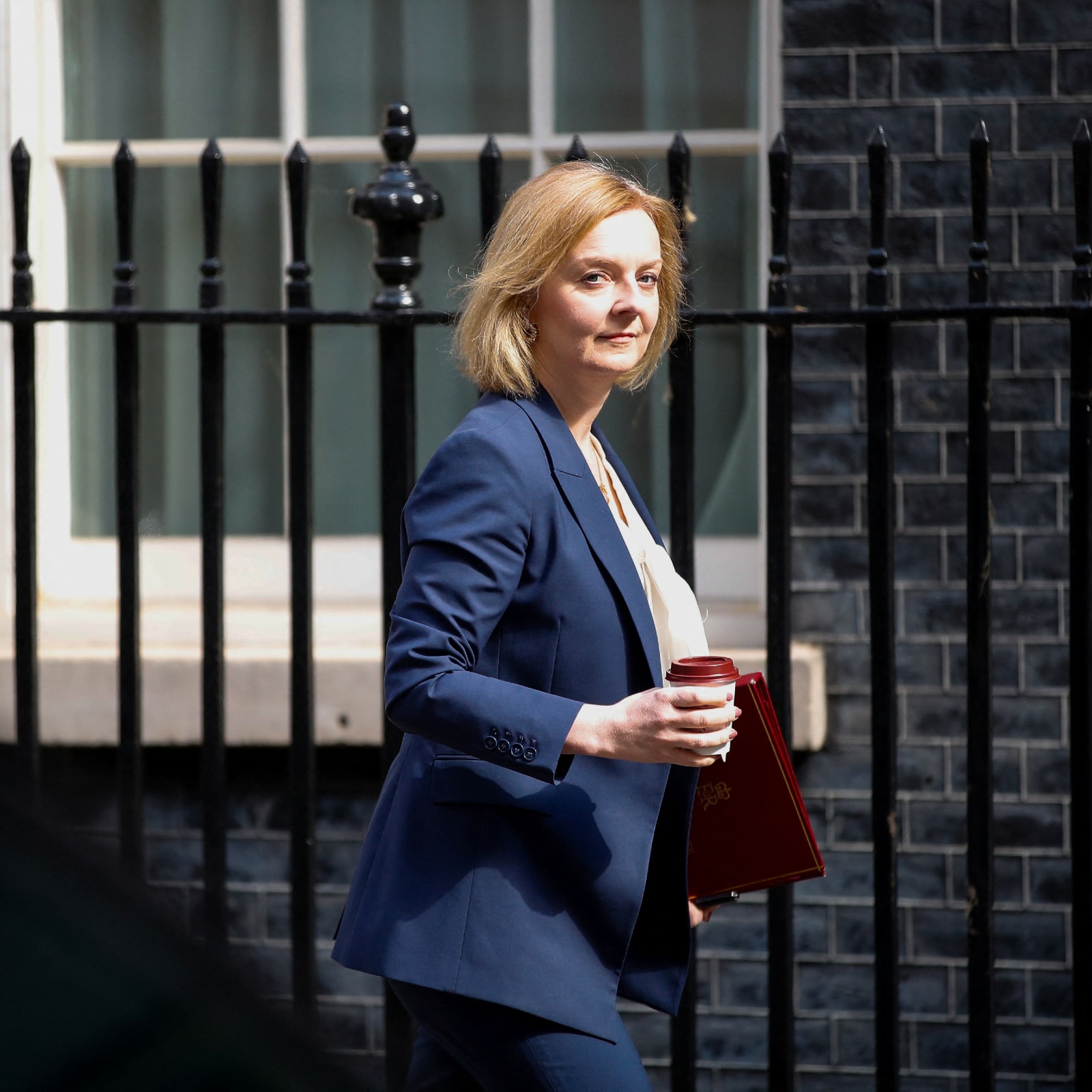 A secretária de Relações Exteriores britânica Liz Truss chega antes de uma reunião semanal do gabinete em 10 Downing Street, em Londres, Grã-Bretanha (Imagem: Reuters)