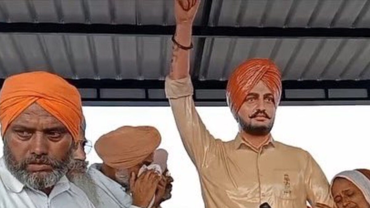 Sidhu Moose Wala's Father Gets Emotional While Unveiling His Statue
