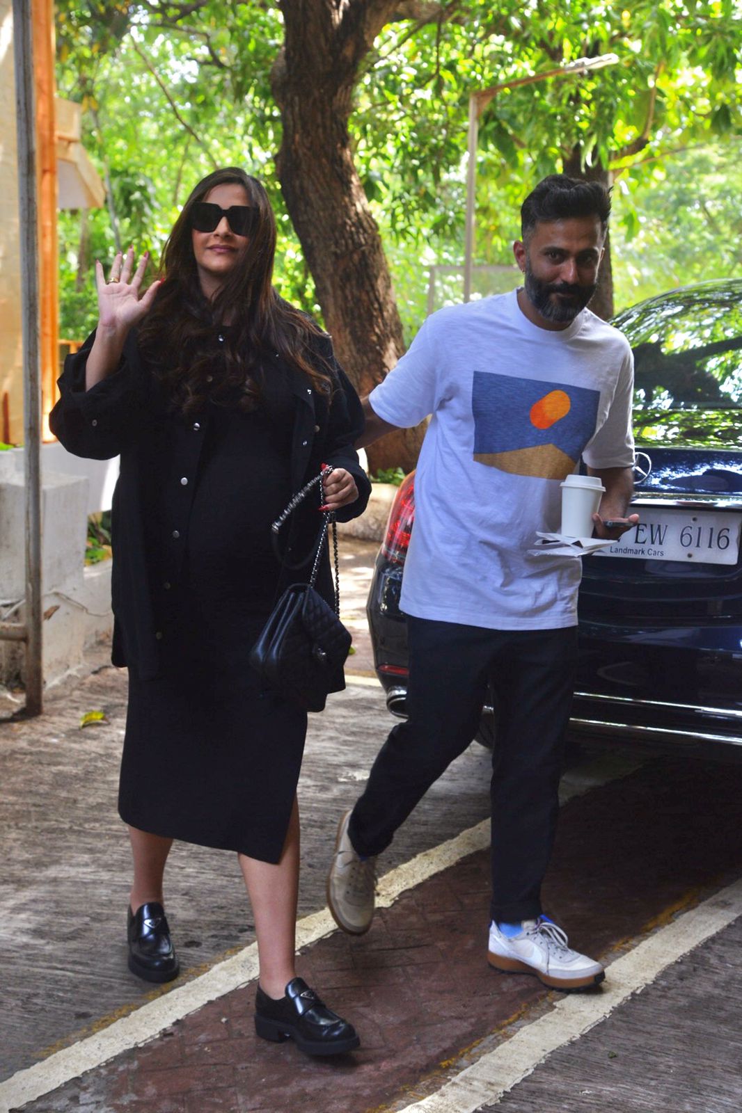 Sonam Kapoor and Anand Ahuja arrive for lunch as baby shower celebration gets cancelled (Photo: Viral Bhayani) 