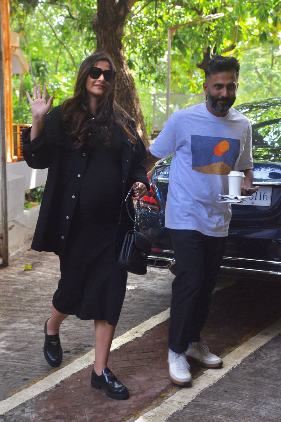 Mom-to-be Sonam Kapoor and her husband Anand Ahuja pose for the paparazzi (Photo: Viral Bhayani) 