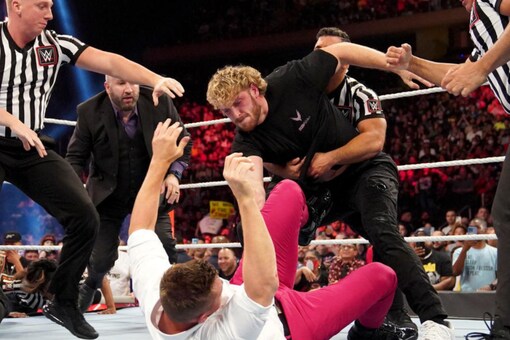 Logan Paul and The Miz brawl to open RAW (WWE) 