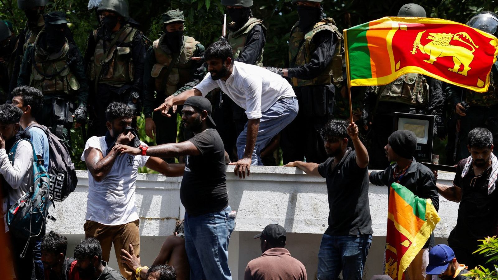 Теракт в шри ланке. Шри-Ланка протесты 2022. Шри Ланка коммунисты. Протесты в Шри Ланке 2022.