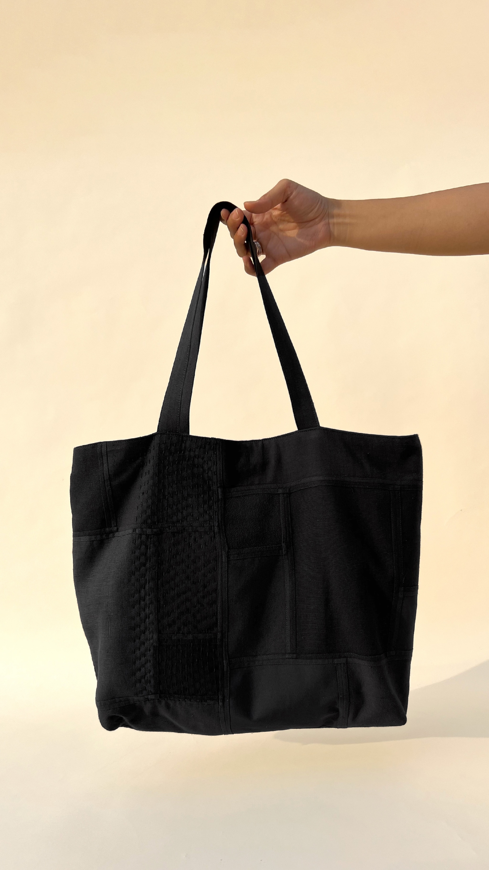 The semi-structured patchwork tote bag can be styled with every kind of outfit in your wardrobe.