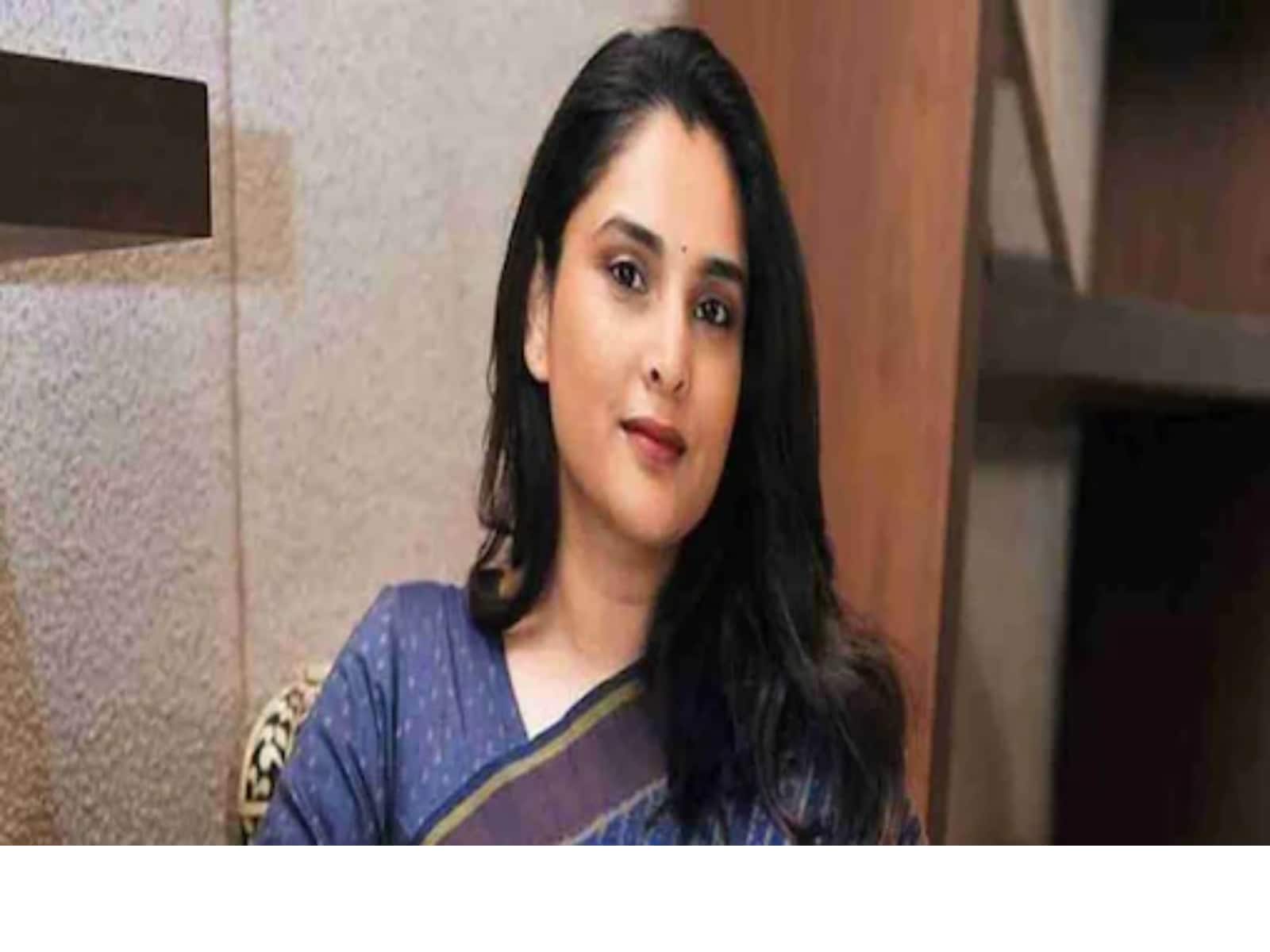 Sandalwood Queen Ramya Drops By The Sets Of Hoysala In Mysore; Watch