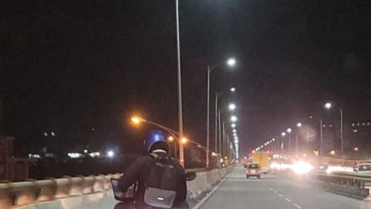 carrying laptop on bike