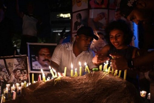 People hold a candlelight vigil for victims and injured demonstrators during anti-government protests, in Colombo.
(Image: Arun SANKAR/AFP)