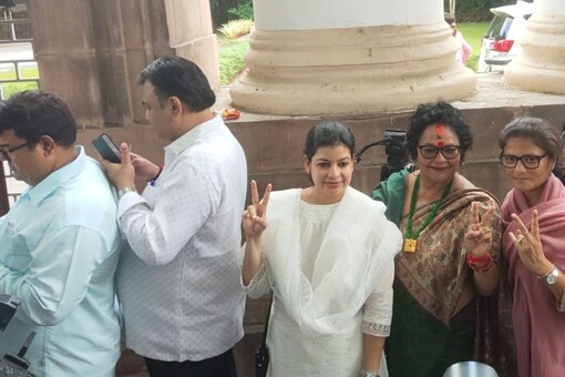 Bengal BJP MLAs in queue to cast their vote. (News18)