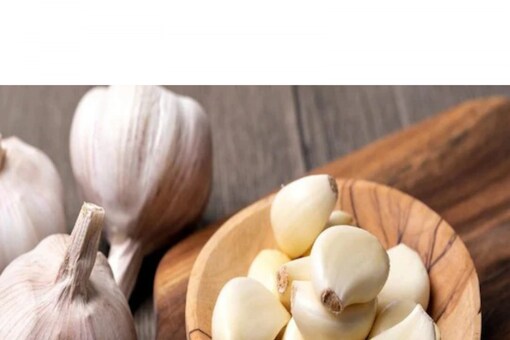 Just like turmeric, garlic is also known to have a very strong smell. 