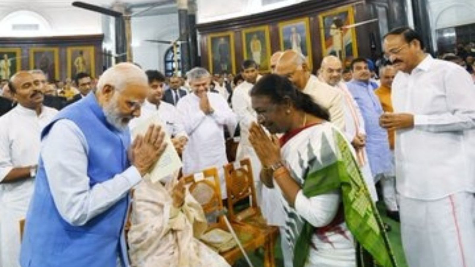 PM Hails 'Watershed Moment' as Droupadi Murmu Takes Oath as 1st Tribal President; Ex-Prez Kovind Leaves Rashtrapati Bhawan