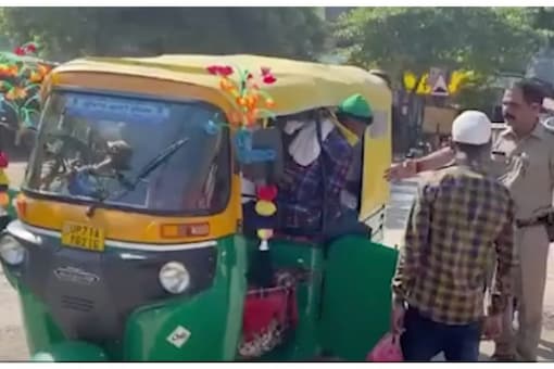 UP Police Stunned After They Spot an Auto Carrying 27 Passengers. (Image: News18)