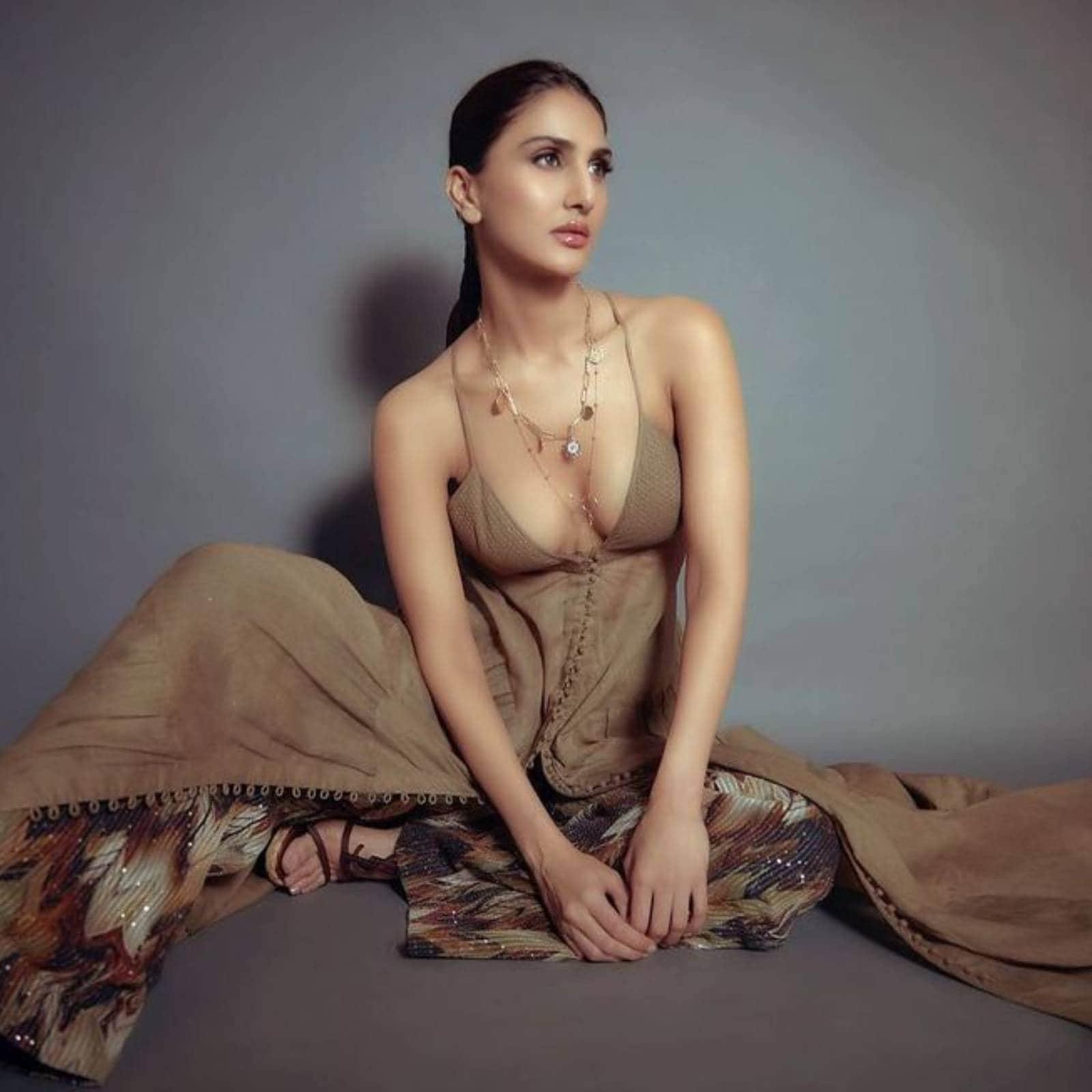 Bani Kapoor Sex - Vaani Kapoor Oozes Oomph In Cleavage-baring Outfit, Check Out The Shamshera  Diva's Sexy Pictures