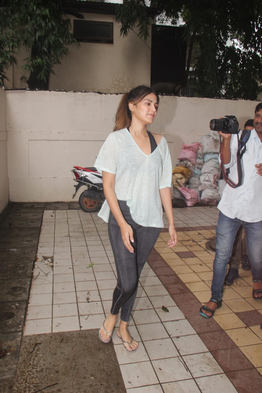 The actress smilingly greeted the paps as they clicked her pictures. (Image: Viral Bhayani)