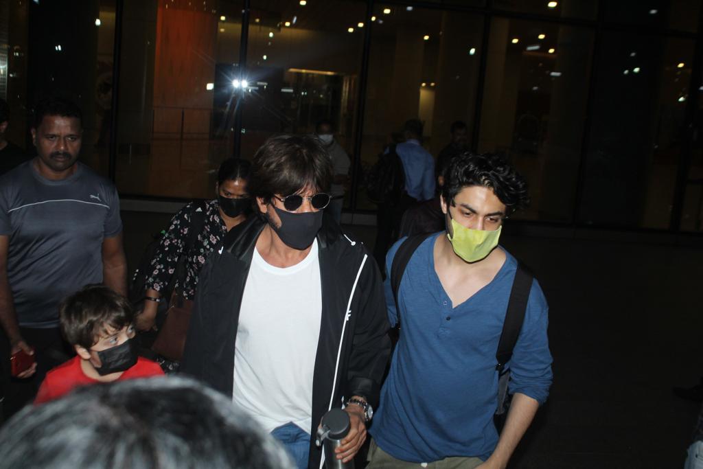 Shah Rukh Khan spotted with Aryan Khan and AbRam Khan at Mumbai airport (Pic: Viral Bhayani)