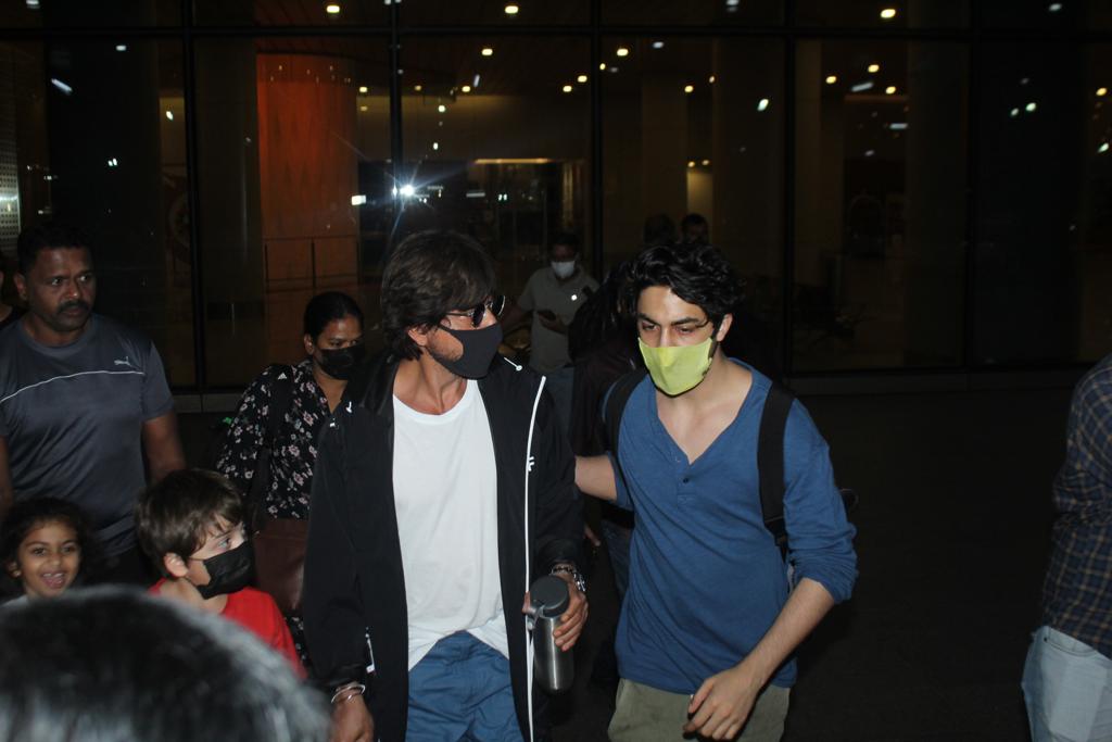 Shah Rukh Khan, Aryan Khan and AbRam Khan at Mumbai airport (Pic: Viral Bhayani)