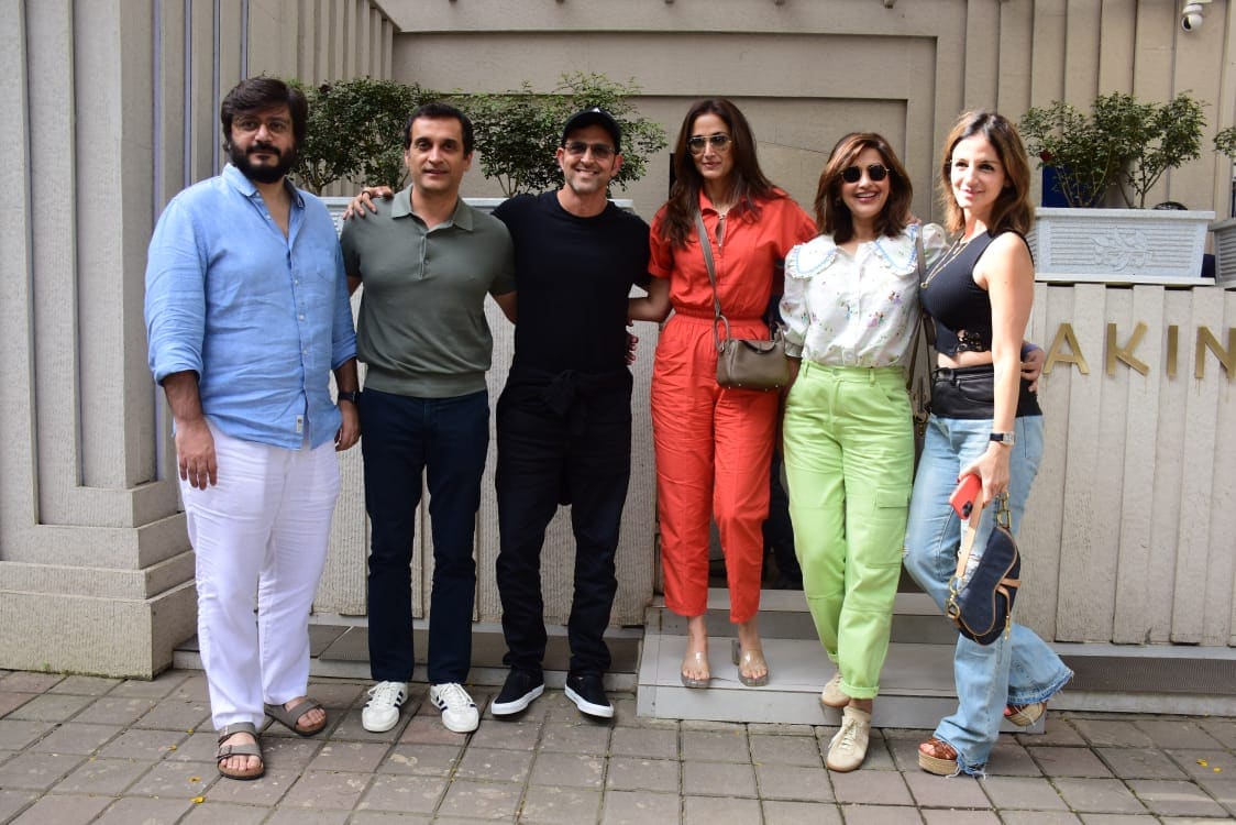 Hrithik, Sussanne and Sonali with their friends. (Pic: Viral Bhayani)