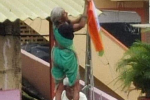 Elderly Couple Hoisting Tricolour. (Image: Twitter/@anandmahindra)