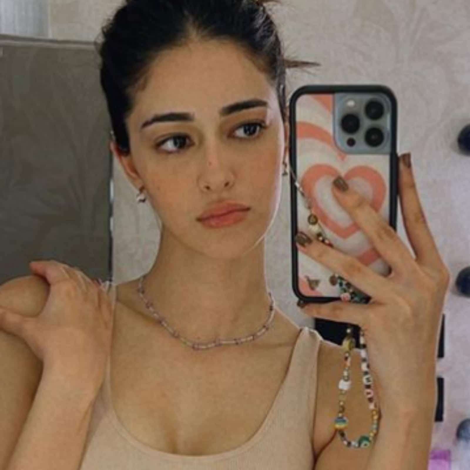 Ananya Panday Looks Perfect Even in 4am Pic from Her Vanity, Fans Call Her  'Hot'; See Pics