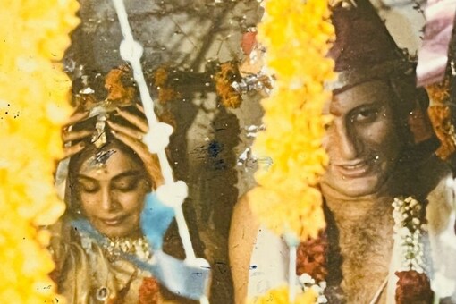 Anupam Kher and Kirron Kher in unseen picture from their wedding anniversary. (Photo: Instagram) 