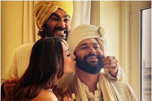 Arjun Kapoor and Malaika Arora share a special moment with Kunal Rawal at his wedding.