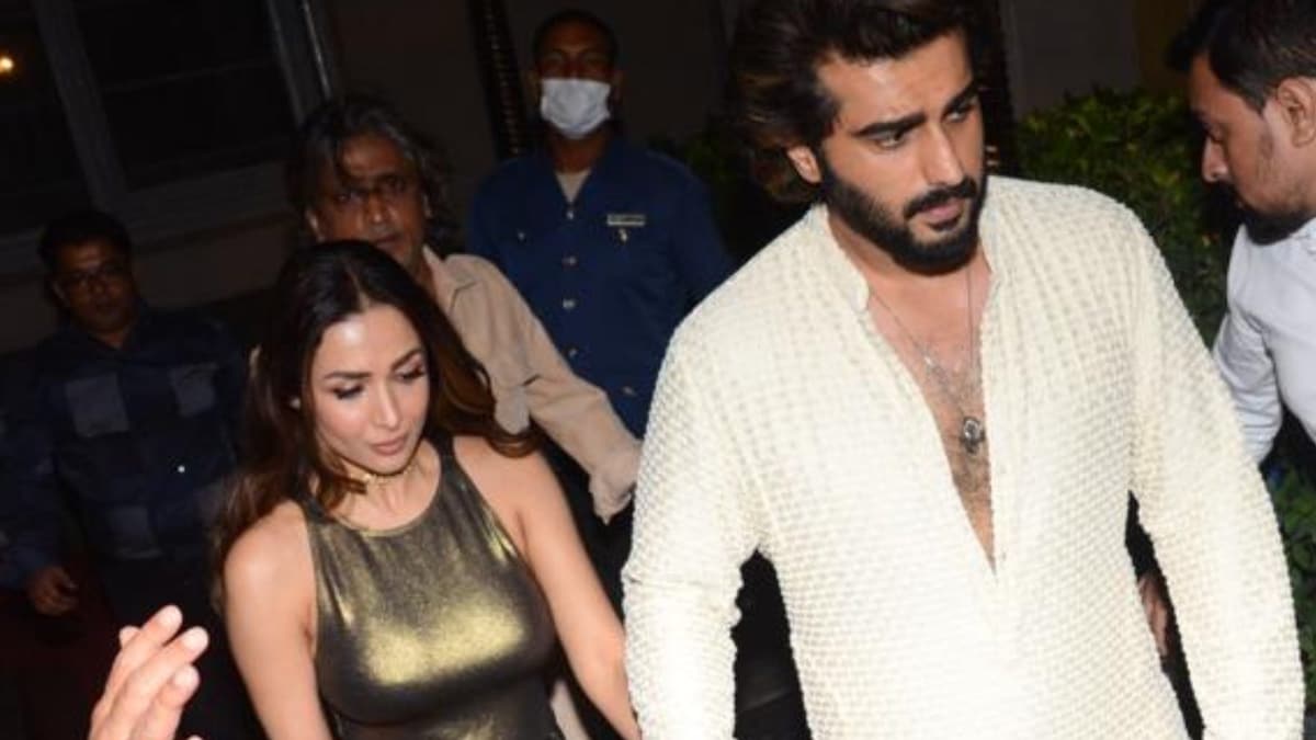 Arjun Kapoor Holds Malaika Arora Close, Protects Her From Paparazzi Post Kunal Rawal's Wedding