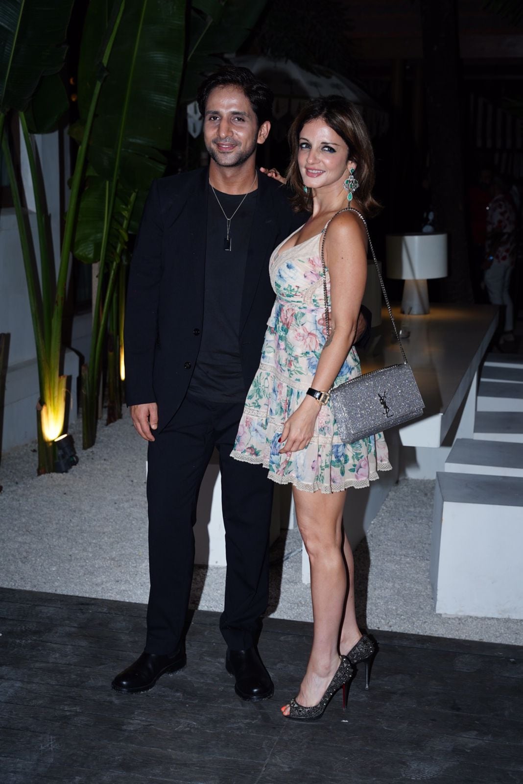 Sussanne Khan and Arslan Goni look stylish as the pose together for the paps. (Photo: Viral Bhayani) 