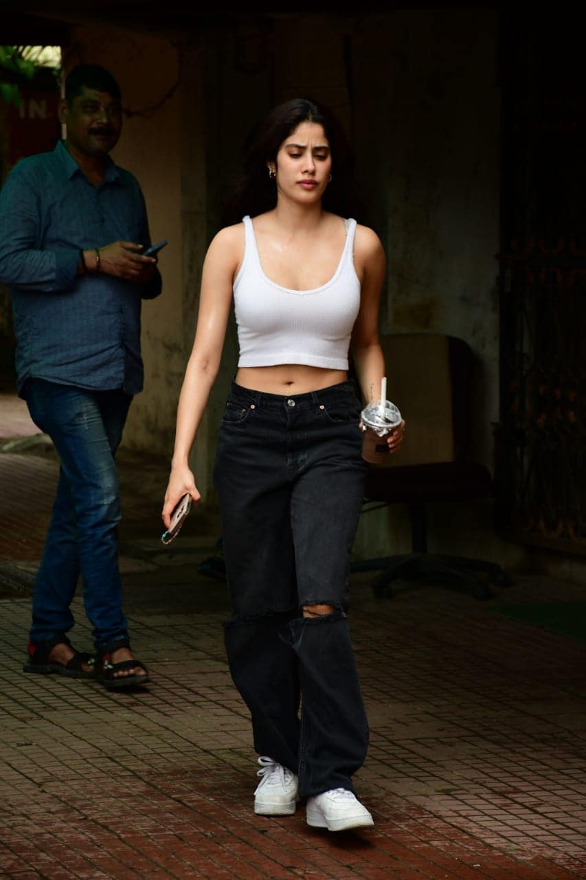 Janhvi Kapoor Flaunts Toned Figure In Stylish Gym Clothes, Check Out The  Diva's Hottest Athleisure Looks - News18