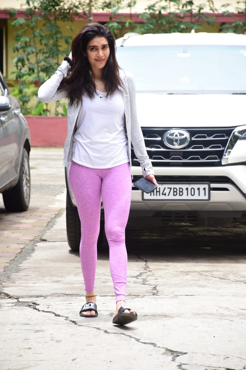 Karishma Tanna Displays Toned Figure In Casual Gymwear, Check Out The ...