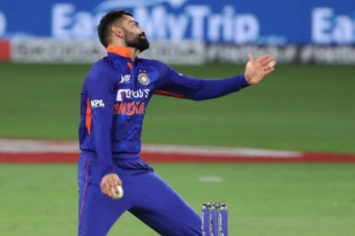 Watch: Virat Kohli Takes Charge of Bowling in T20Is After 6 Years With an Economical Over Against Hong Kong