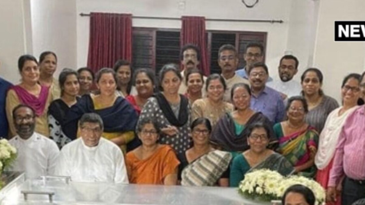 Kerala Family's Photo of Members Smiling At a Funeral Goes Viral News18