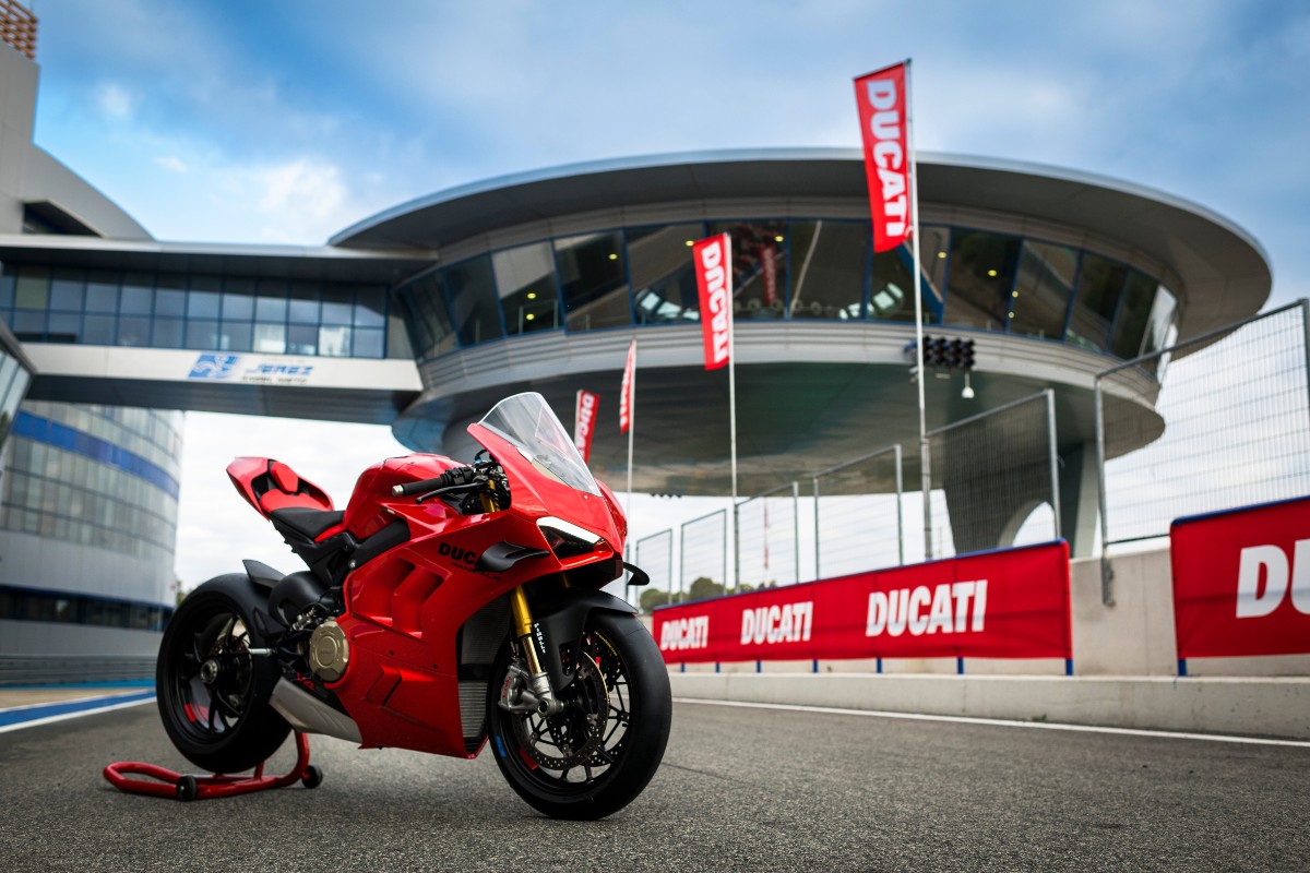 Ducati Panigale V4 Price - Mileage, Colours, Images