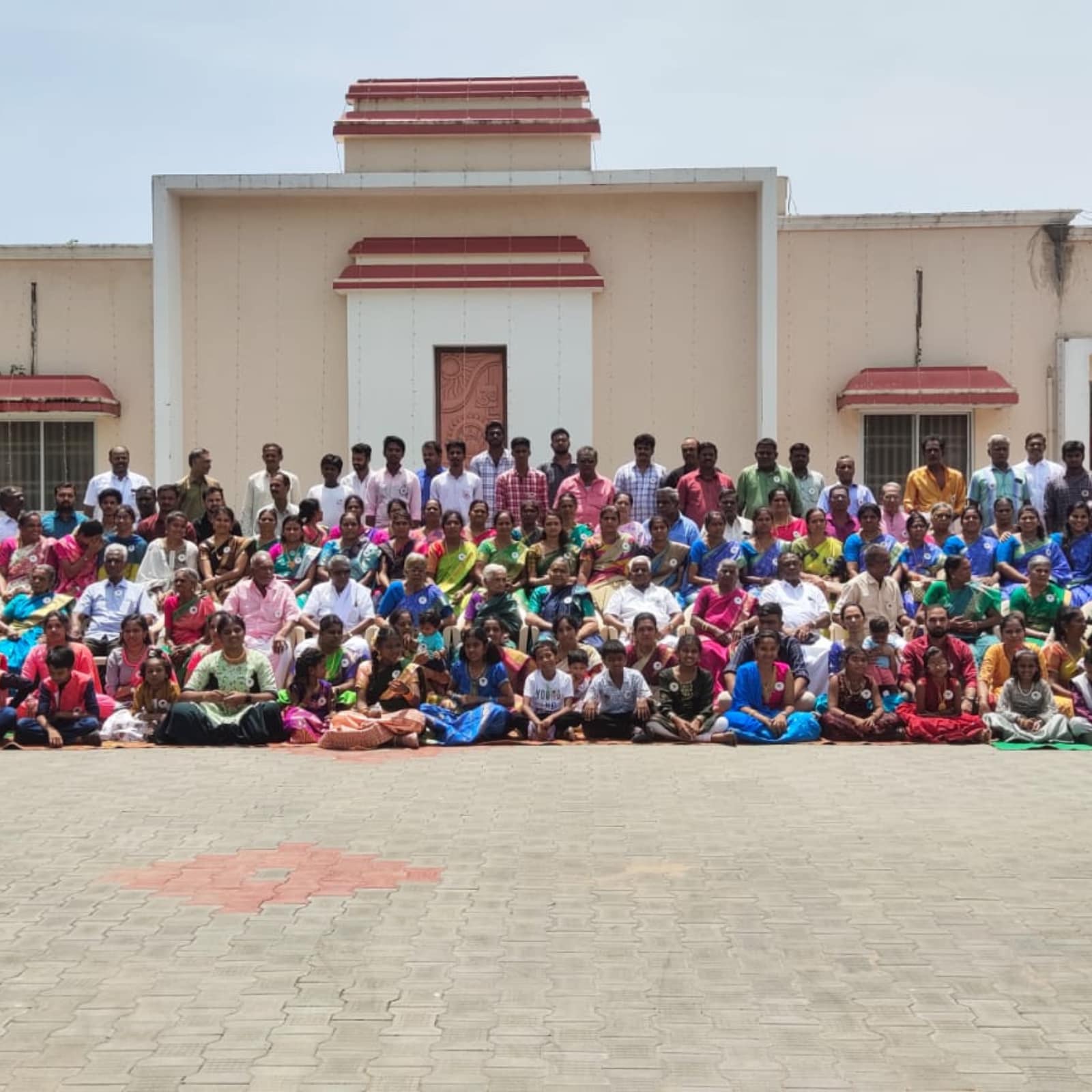 Generations Meet In Tamil Nadu 500 Members Of Same Family Celebrate Together