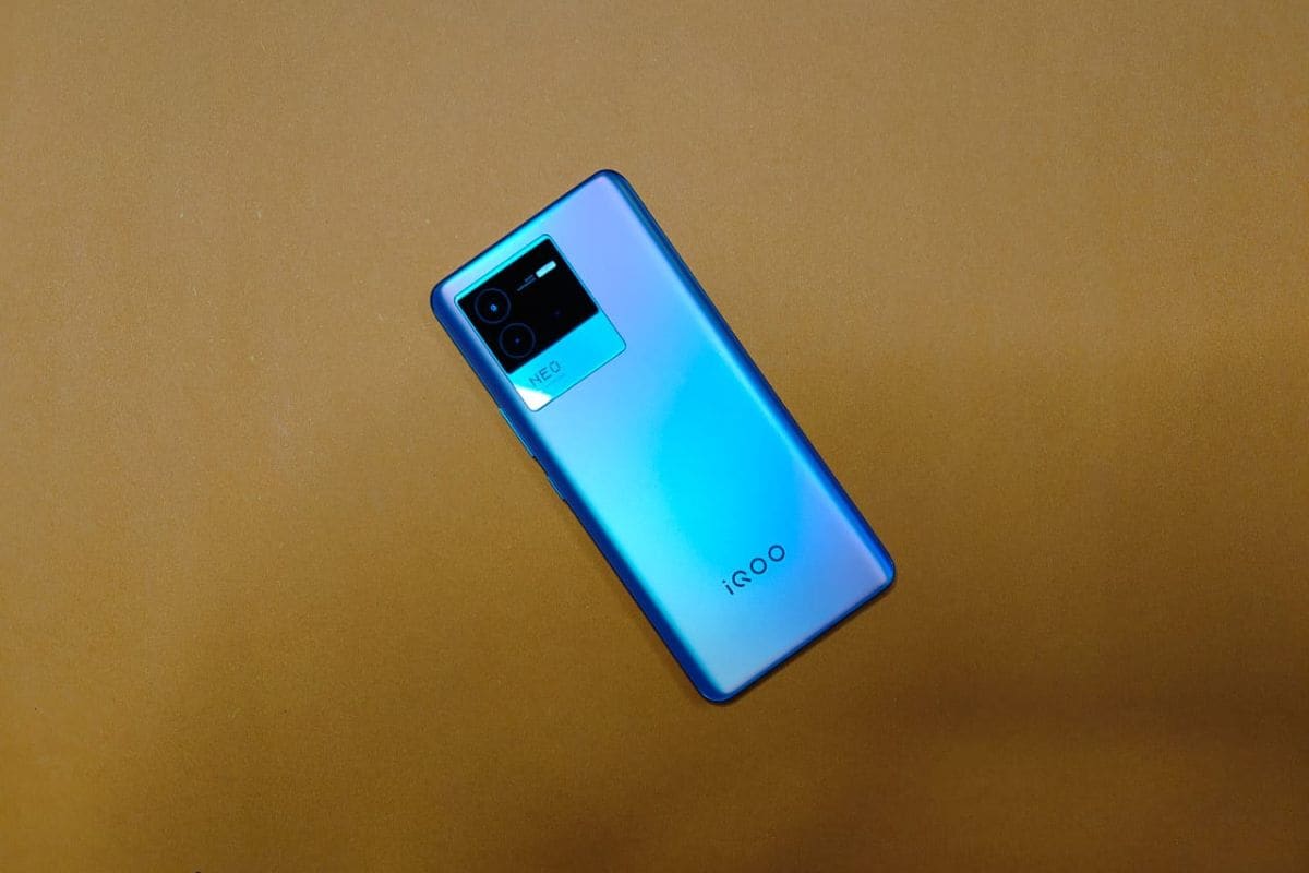 The iQoo Neo 6 is powered by a Qualcomm Snapdragon 870 chipset paired with up to 12GB of RAM. (Image Credit: News18/ Darab Mansoor Ali)
