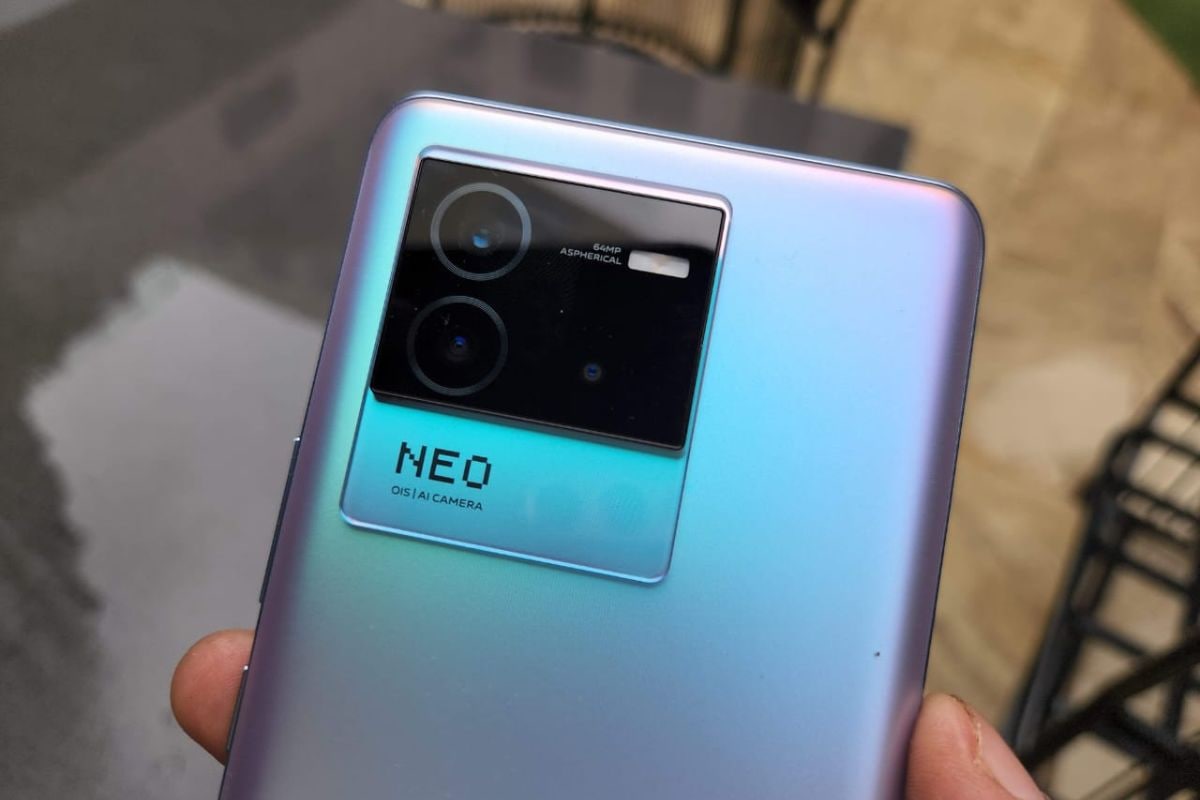 The iQoo Neo 6 comes with a triple rear camera setup. (Image Credit: News18/ Darab Mansoor Ali)