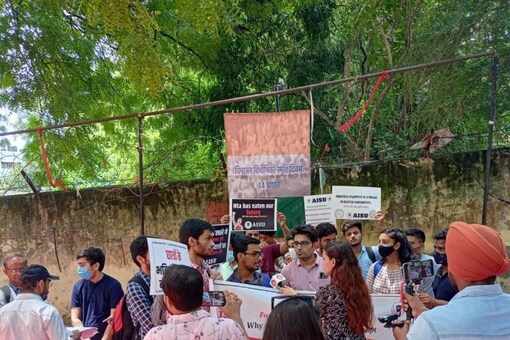 Aspirants Protest After Tech Glitches in Entrance Exams. (Photo: Twitter/ @ARYAN_SINGH04)