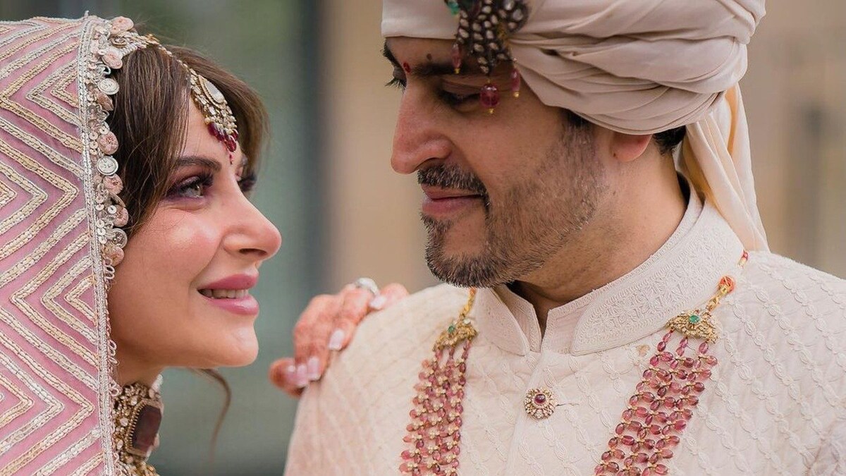 Kanika Kapoor Turns 44 Baby Doll to Chittiyaan Kalaiyaan; Singer’s Hit