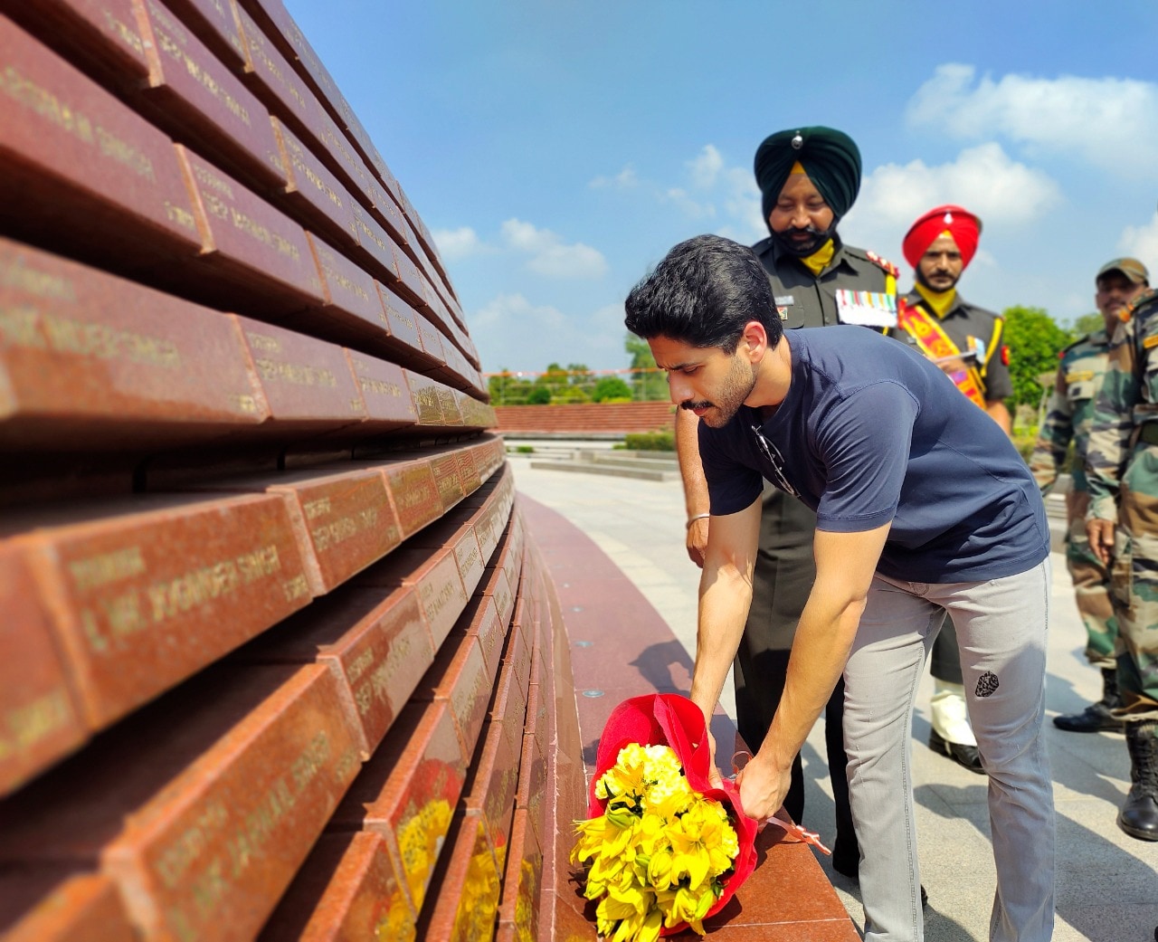 Naga Chaitanya offers tribute to India's martyrs at the national war memorial. 