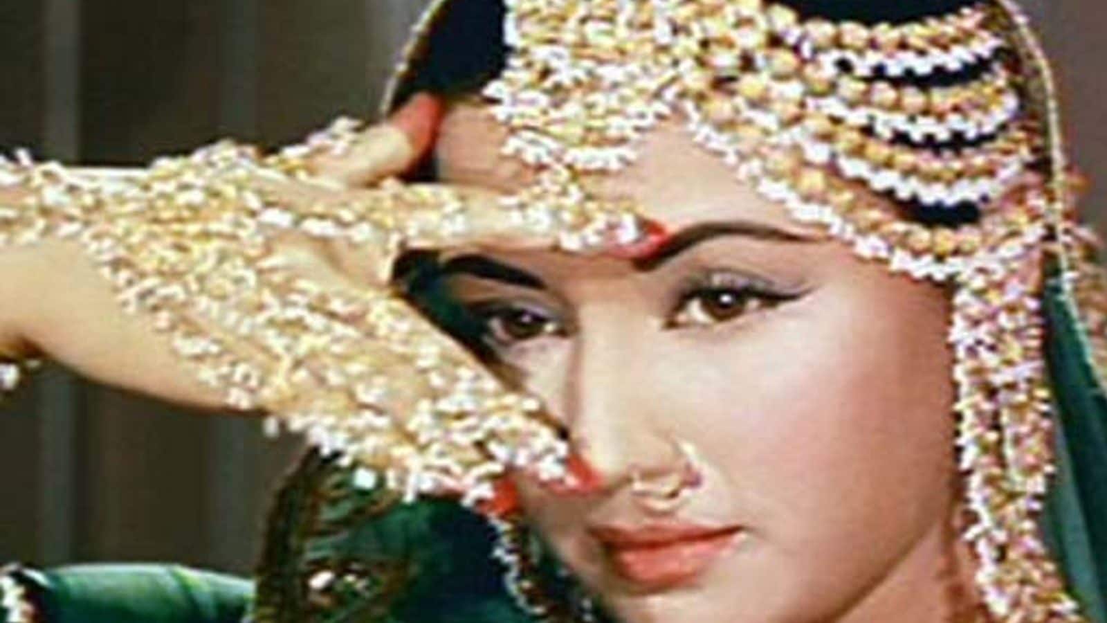 Meena Kumari Birth Anniversary: A Playlist of The Legendary ...