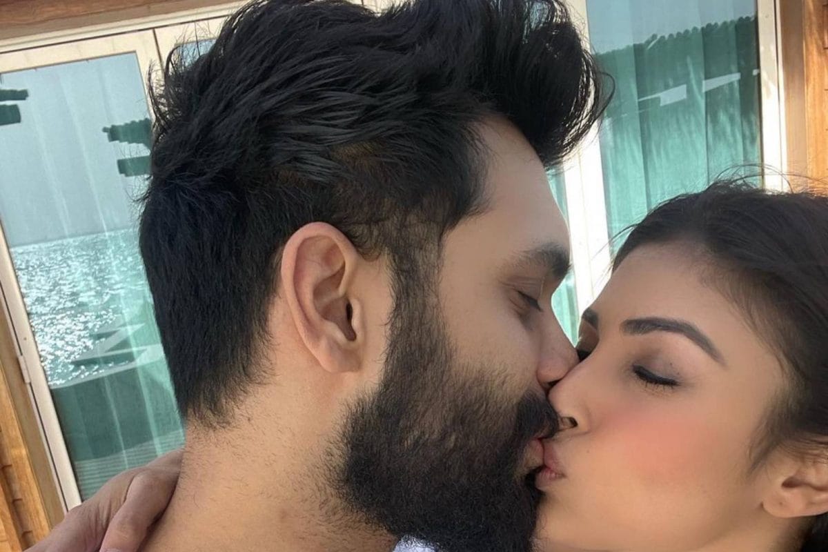 Mouni Roy Shares Passionate Kiss With Husband Suraj Nambiar, Check Out The  Couple's PDA-filled Romantic Pictures - News18