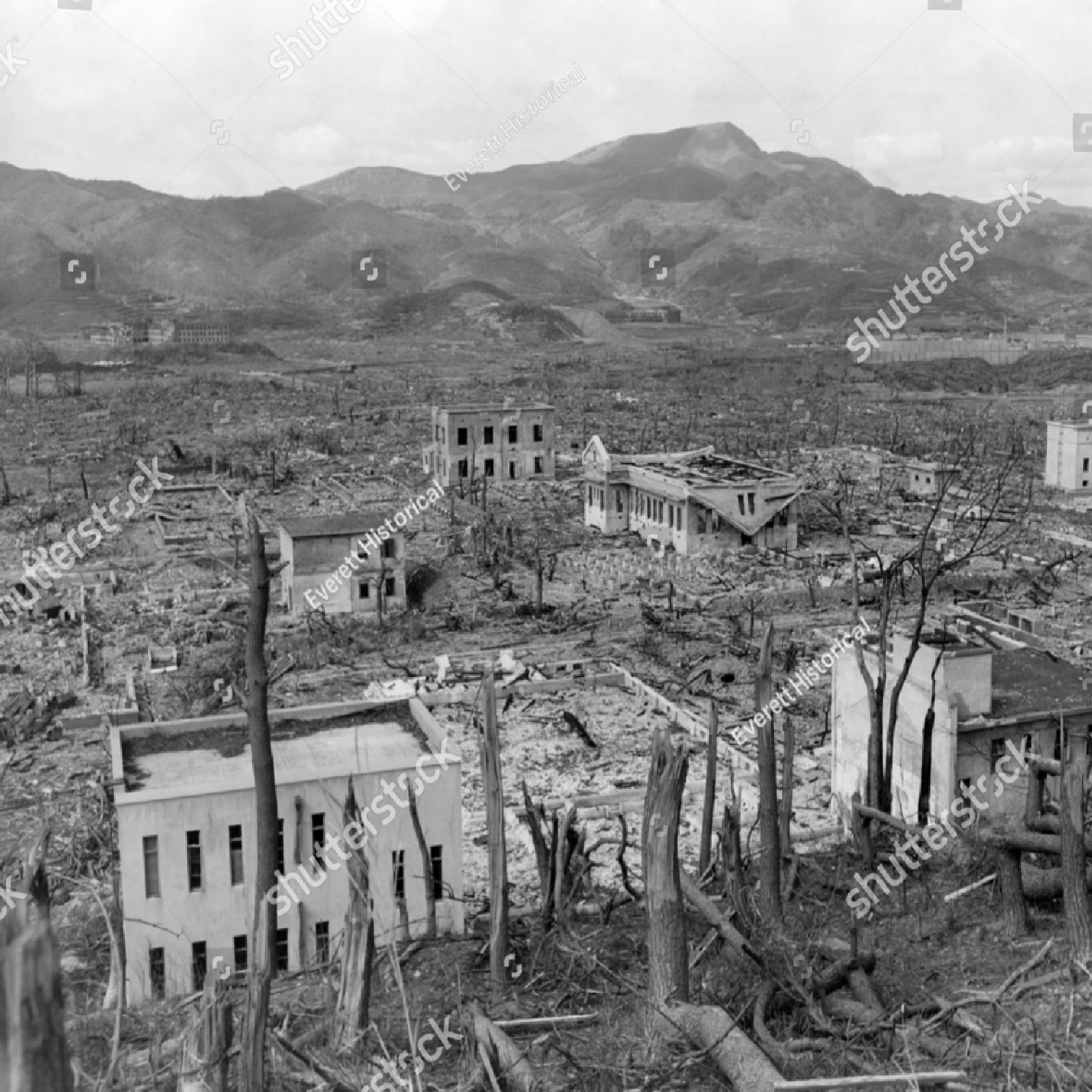 ぐっさん THE CREW OF HMS SPEAKER VISIT NAGASAKI, 5 SEPTEMBER 1945