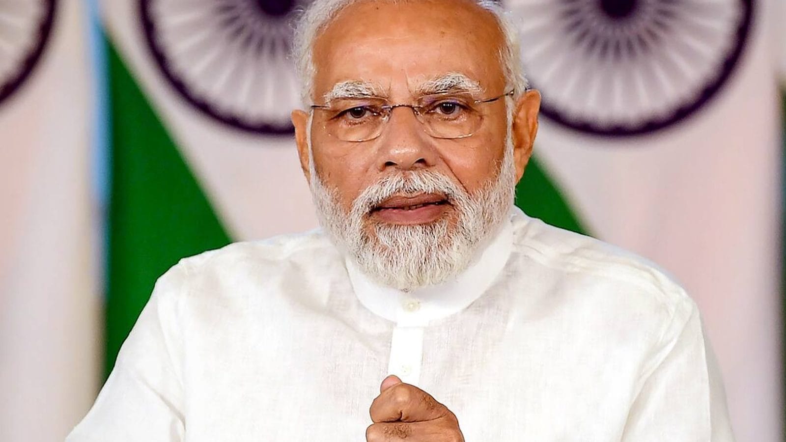 PM Modi tears into Cong during August 5 black clothes protest