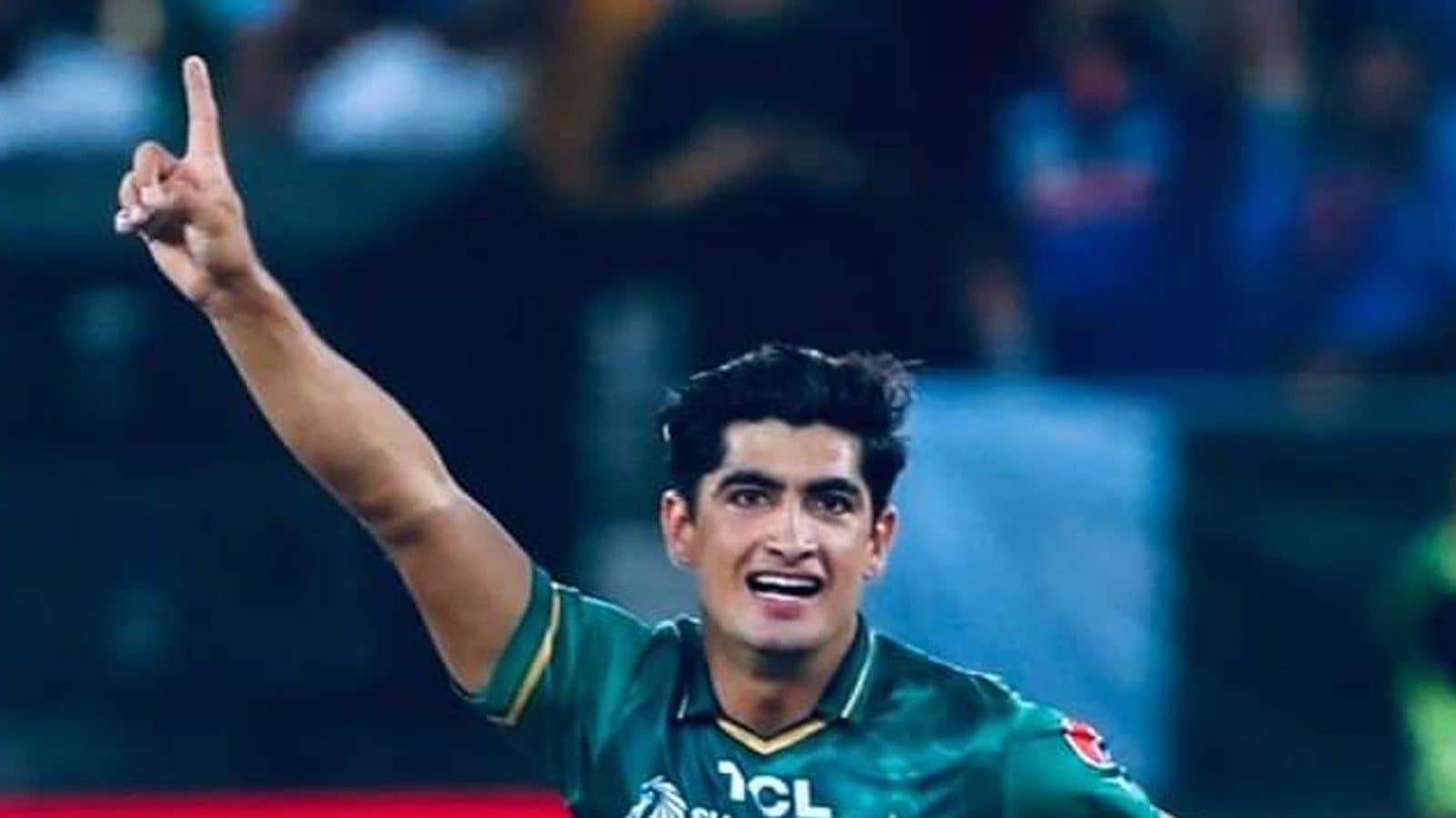 pure-gem-twitteratis-hail-naseem-shah-for-braving-injury-to-complete