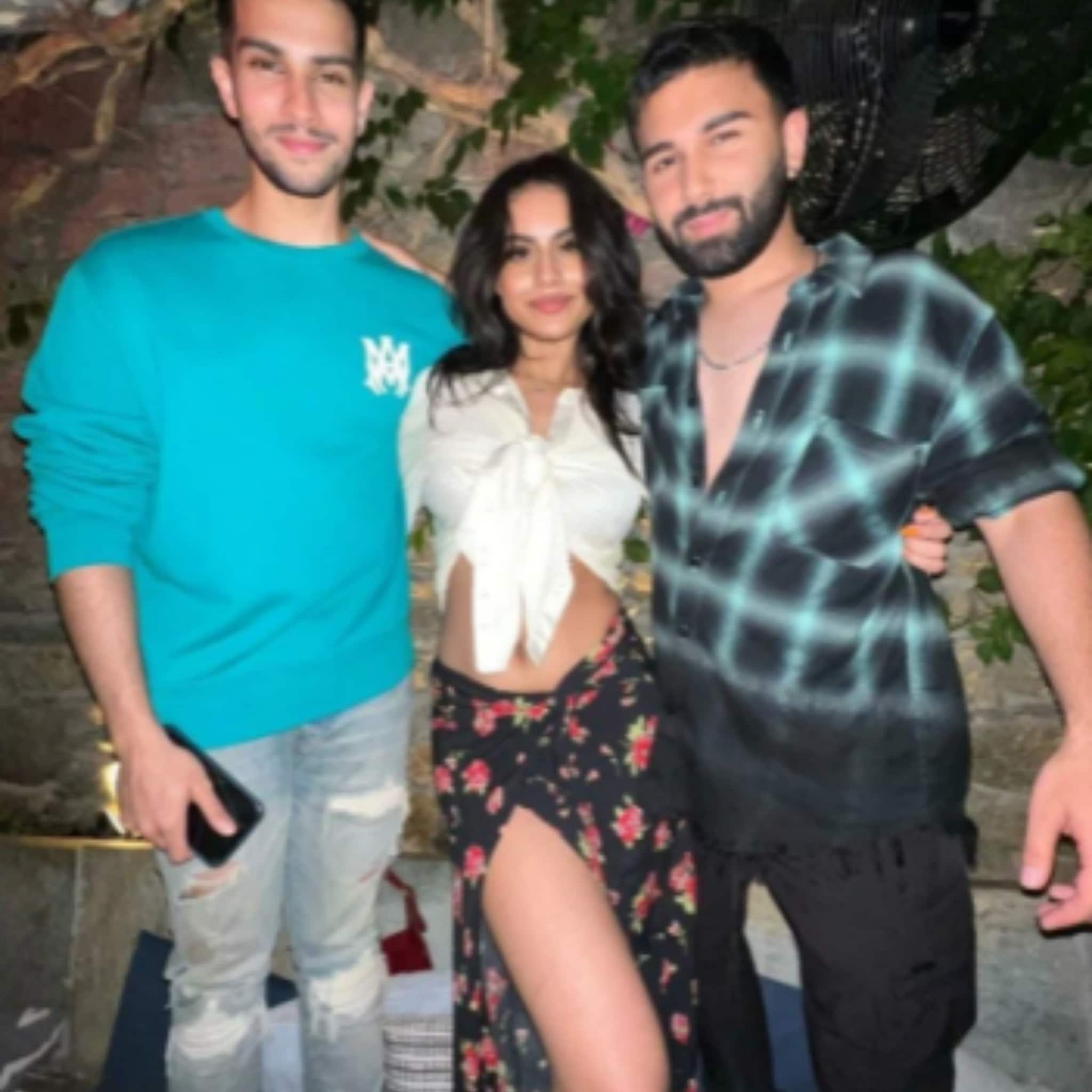 2048px x 2048px - Nysa Devgan Makes Heads Turn in White Shirt, Slit Skirt as She Parties with  Friends in Greece; See Pics - News18