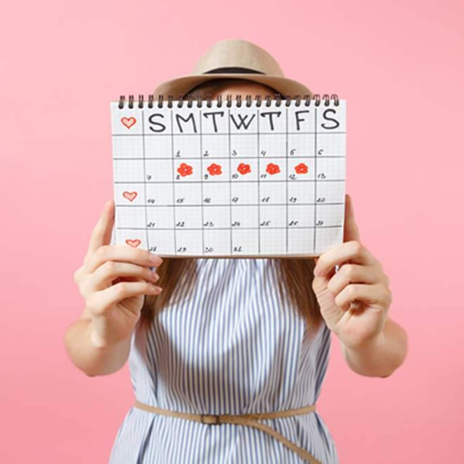 Почему на календаре на телефоне. Девушка держит календарь. Фото женского календаря с задержкой. Календарь розовый Стоковая картинка. Супружеский календарик метод.