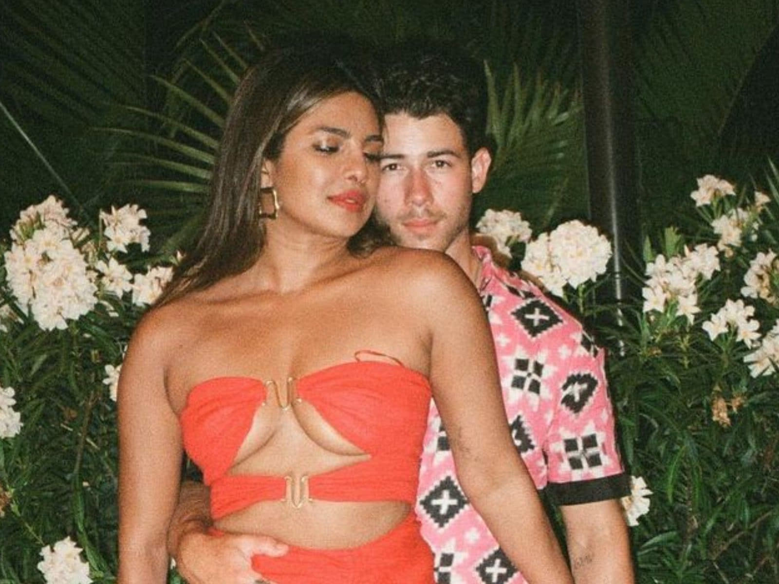 Priyanka Chopra Sexsi Video - Priyanka Chopra Looks Hottest As Nick Jonas Drops An Unseen Picture With  His 'Lady In Red' - News18