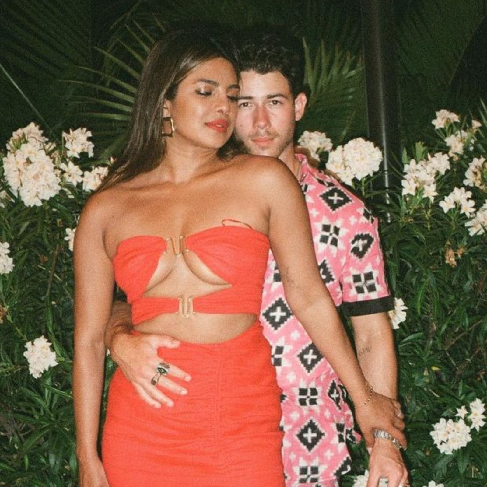 Priyanka Sexy Hd Videos - Priyanka Chopra Looks Hottest As Nick Jonas Drops An Unseen Picture With  His 'Lady In Red' - News18